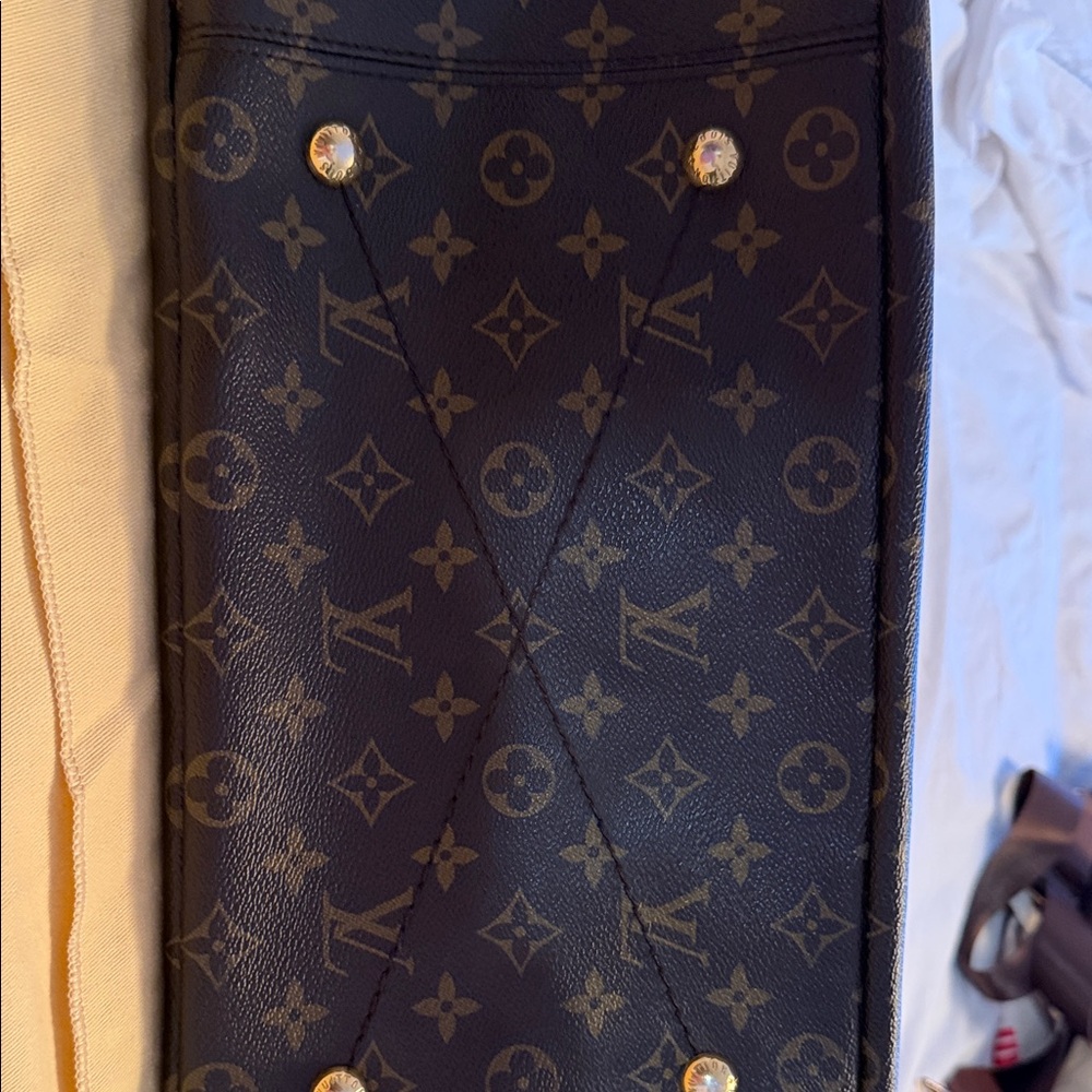 Louis Vuitton Monogram Canvas Detail - Brown with Gold Hardware - Picture 4 of 16